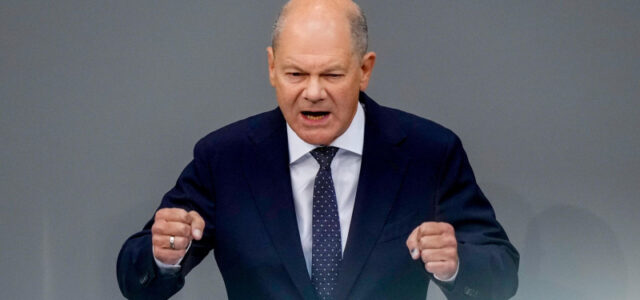 Офис Шольца тормозит предоставление Украине военной помощи, сообщают СМИ