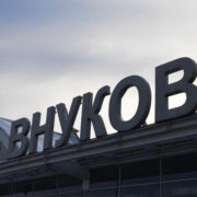 После вынужденной посадки самолета во Внуково начали проверку