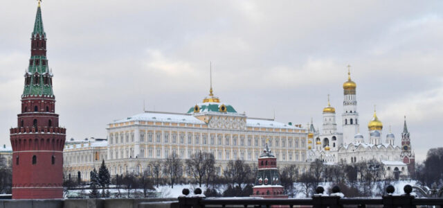 Россия прорабатывает ответ на американские санкции, заявили в Кремле