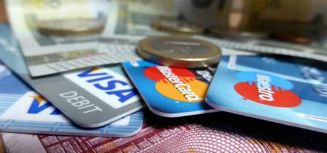 Исследование показало, кто чаще интересуется кредитными картами