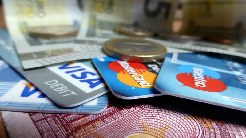Исследование показало, кто чаще интересуется кредитными картами