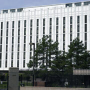 России и США не стоит списывать историю партнерства, заявили в посольстве
