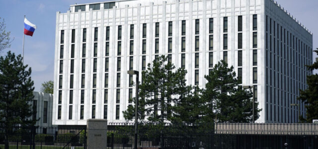 России и США не стоит списывать историю партнерства, заявили в посольстве
