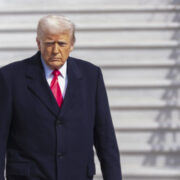 Врач прокомментировал сообщения о синяке на руке Трампа