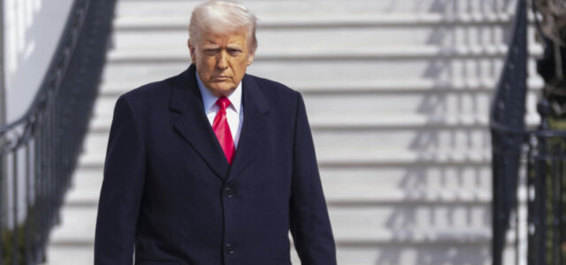 Врач прокомментировал сообщения о синяке на руке Трампа