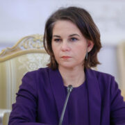 Захарова указала на двойные стандарты Бербок