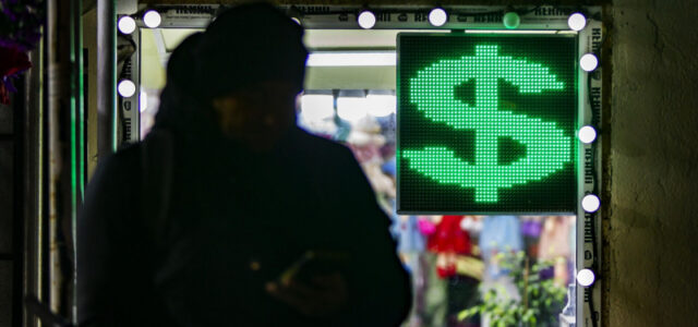 Экономист назвала товары, которые подешевеют после падения доллара