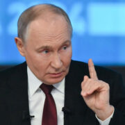 Путин призвал уменьшать административные барьеры в бизнесе