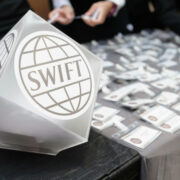 США могут надавить на SWIFT для подключения РСХБ, заявила эксперт