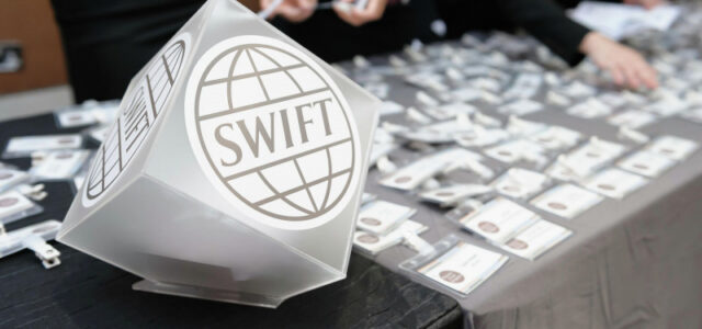 США могут надавить на SWIFT для подключения РСХБ, заявила эксперт
