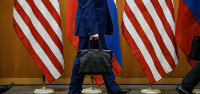 США продолжают обсуждать с Россией работу дипмиссий, заявил Уолтц