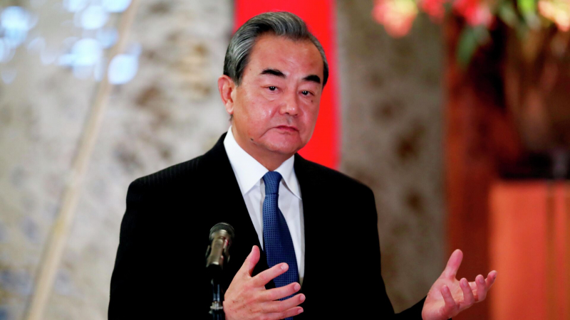 Ван И призвал США пересмотреть, чего они добились за годы торговых войн