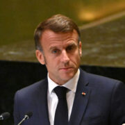 Во Франции заявили, что Макрон пугает граждан «российской угрозой»