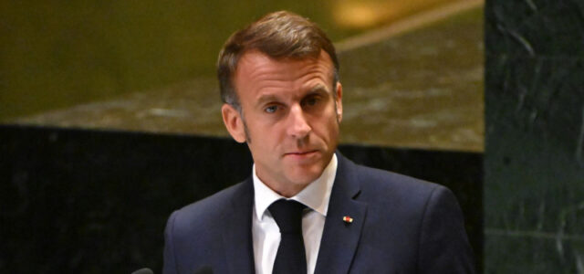 Во Франции заявили, что Макрон пугает граждан «российской угрозой»
