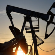Цена нефти Brent опустилась ниже 65 долларов за баррель