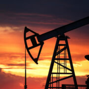 Цены на нефть слабо выросли за первый квартал