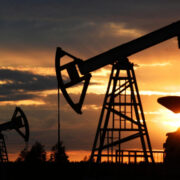 Эксперт считает, что предпосылок для падения цен на нефть в мире ниже нуля