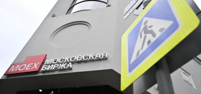 Индекс Мосбиржи начал расти после дневного падения
