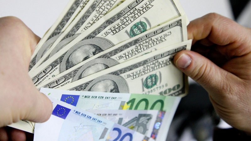 Официальный курс доллара на четверг опустился до 84,55 рубля