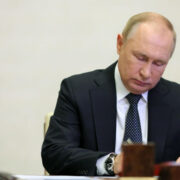 Путин поручил утвердить список компаний, ушедших из России
