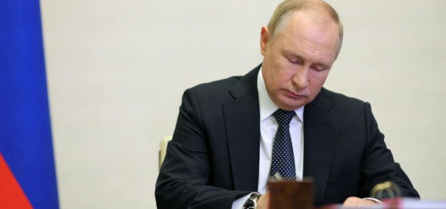 Путин поручил утвердить список компаний, ушедших из России