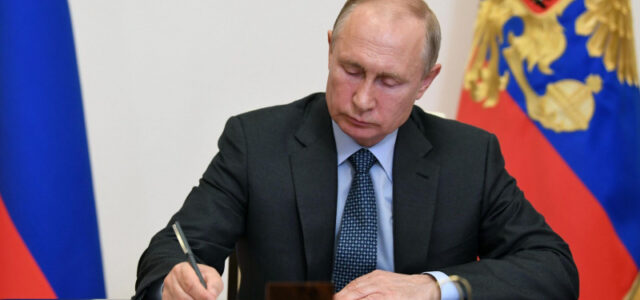 Путин поручил закрепить порядок согласования сделок с иностранцами