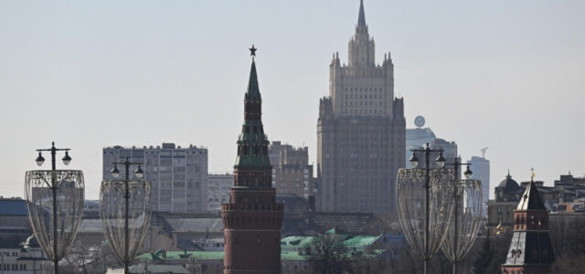 Россия вводит меры против зарубежных СМИ как ответный шаг, заявили в МИД