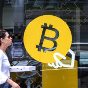 Стоимость биткоина опустилась ниже 82 тысяч долларов
