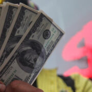 Стоимость доллара к евро падает сильнейшими темпами почти за 9,5 года