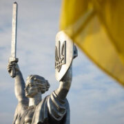 Украинцы уже не верят, что защищают справедливость, заявил экс-премьер