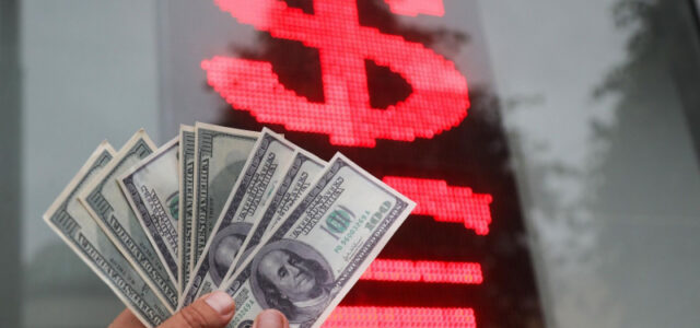 Внебиржевой курс доллара опустился ниже 81 рубля впервые с 18 марта