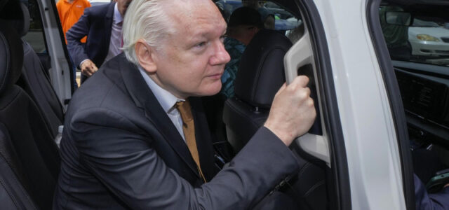 Ассанж приехал на Каннский фестиваль, где покажут посвященный ему фильм