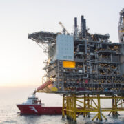 Цена нефти марки Brent превысила 65 долларов за баррель впервые с 21 мая