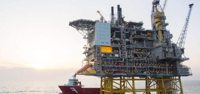Цена нефти марки Brent превысила 65 долларов за баррель впервые с 21 мая