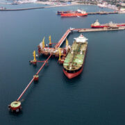 ЕС захотел снизить потолок цен на нефть из России, пишет Reuters