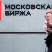 Курс рубля по итогам торгов пятницы снизился к юаню, но вырос за неделю