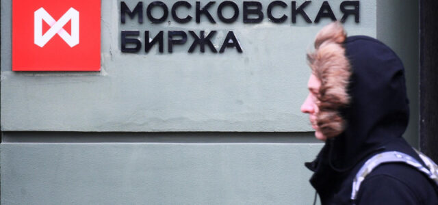 Курс рубля по итогам торгов пятницы снизился к юаню, но вырос за неделю