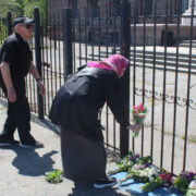 Одесситы несут цветы к Дому профсоюзов в память о погибших в 2014 году