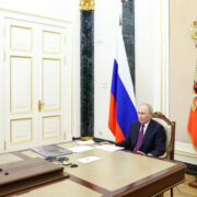 Путин обратил внимание на снижение отгрузки сельхозтехники