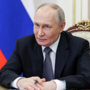 Путин поручил расширить использование низкосортной древесины и пеллет