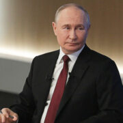Путин поручил рассмотреть вопрос о строительстве пассажирских ледовых судов