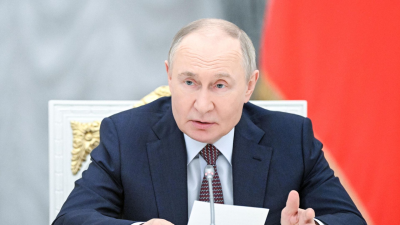 Путин поручил создать СП для перевозки грузов по Трансарктическому коридору