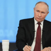 Путин поручил уточнить программы поддержки бизнеса в Арктической зоне