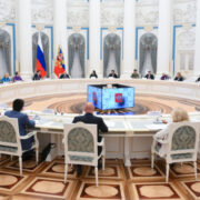 Путин: правящие элиты в западных странах превращают демократию в декорации