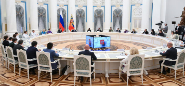 Путин: правящие элиты в западных странах превращают демократию в декорации