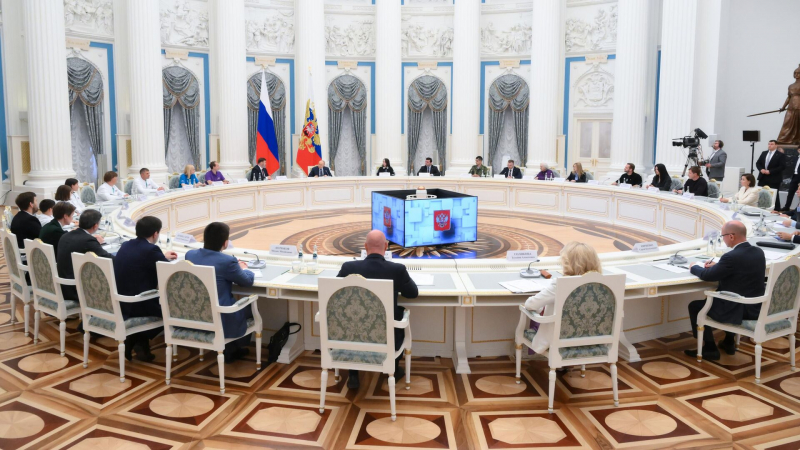 Путин: правящие элиты в западных странах превращают демократию в декорации