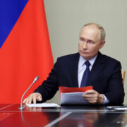 Путин призвал не допустить уход самозанятых «в тень»
