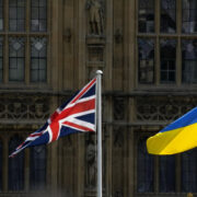 Reform UK запретит флаги Украины на зданиях советов, подконтрольных партии