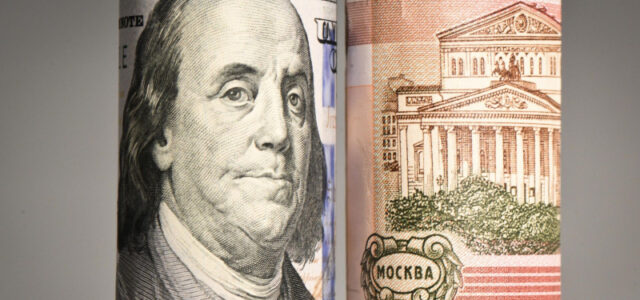 Рубль вошел в тройку наиболее укрепившихся к доллару валют