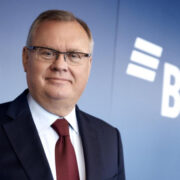 СМИ: глава ВТБ предложил неожиданное пари